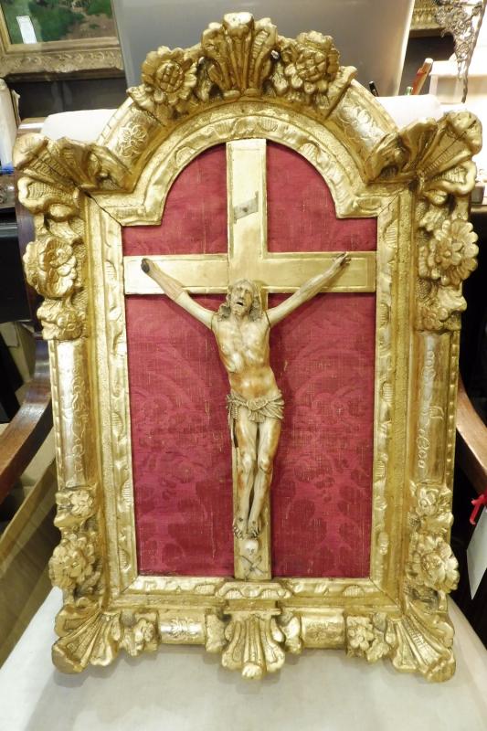 Christ  en matière noble   17 eme dans son cadre doré 