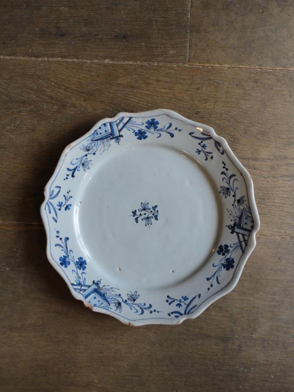 Assiette en faience d'auxerre 