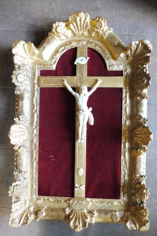 Christ en matière noble   dans son cadre en bois doré  18 eme 