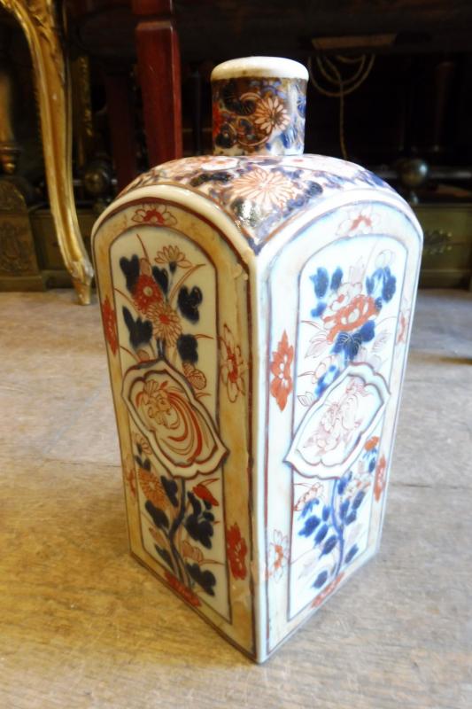 Bouteille  en  porcelaine de la Chine décor Imari  