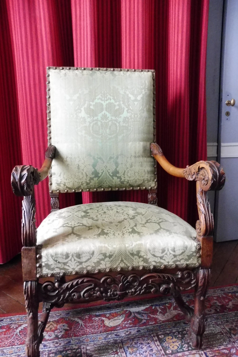 Fauteuil  à haut dossier  en noyer finement sculpté  , époque Louis XIV 