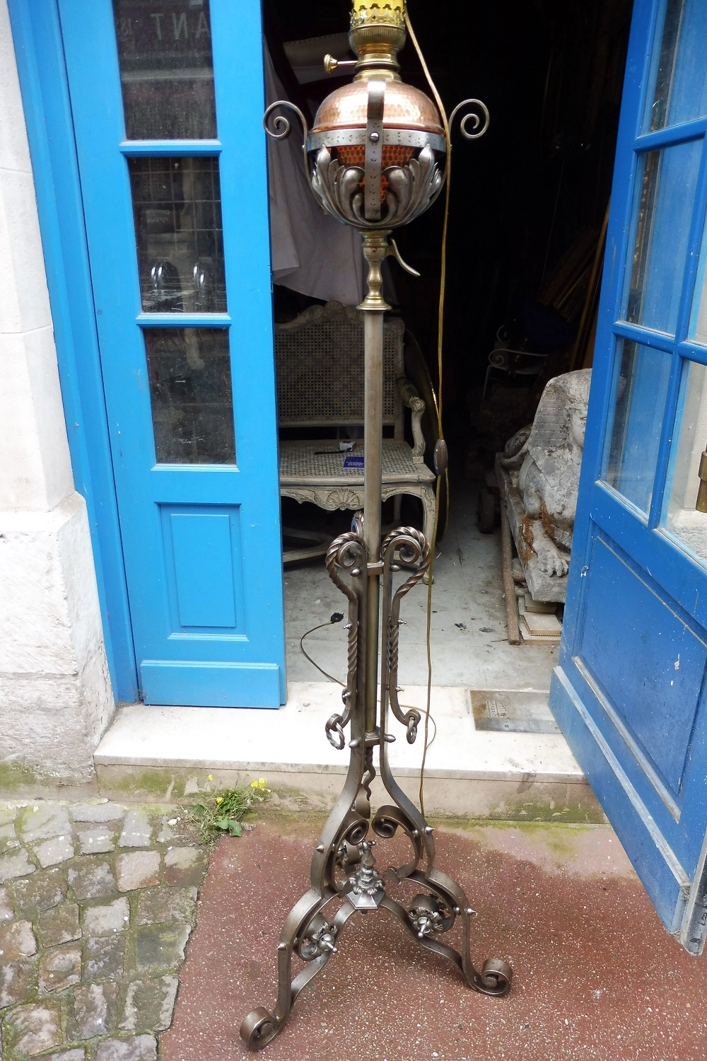 Lampadaire  en fer  forgé  fin 19 me  porte  lampe à huile en cuivre 