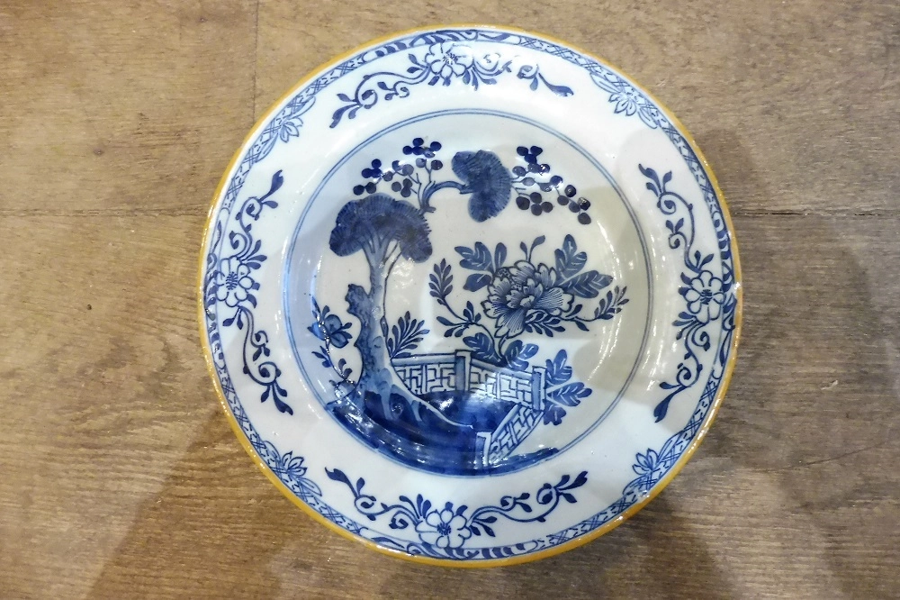 Assiette creuse en faïence  de Delft  18 eme